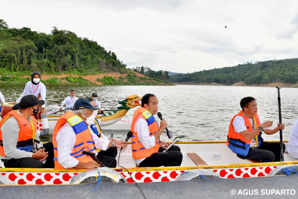 Resmikan Bendungan Ladongi dari Perahu Naga, Jokowi : Nggak Takut