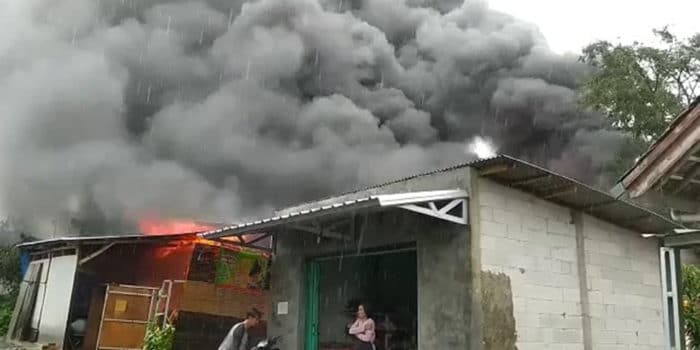 Tersambar Petir, Pabrik Kasur di Sangkanurip Terbakar