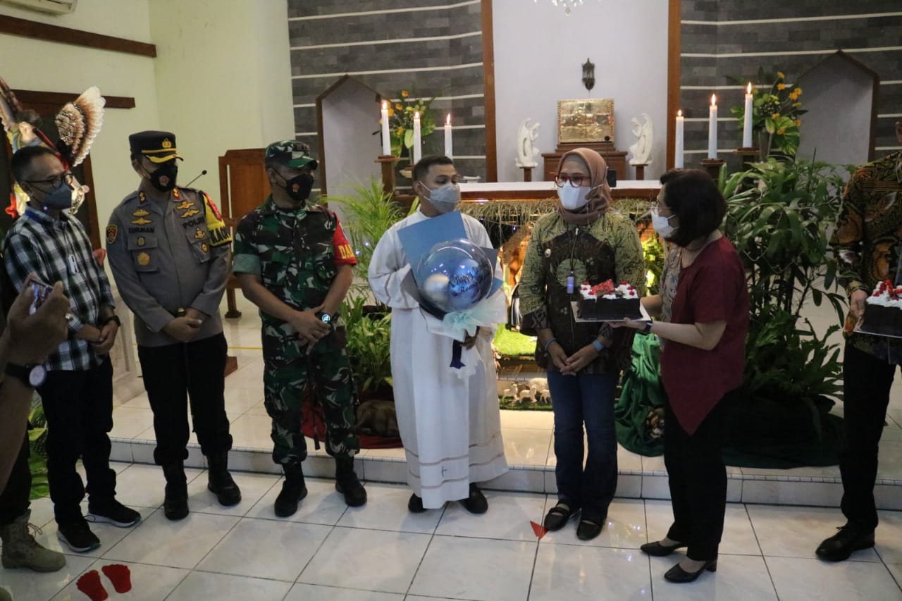 Bupati Nina Meninjau Dua Gereja pada Malam Perayaan Natal