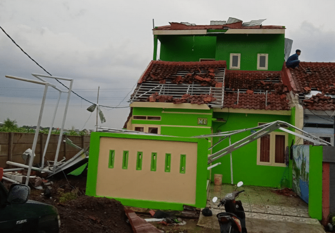 Angin Puting Beliung di Gebang Kulon, Sejumlah Pohon Tumbang, Lapak PKL hingga Rumah Rusak
