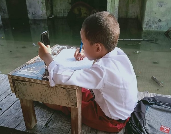 Eretan Wetan Indramayu Diterjang Rob, Anak Sekolah Belajar di Tengah Banjir, Lihat!