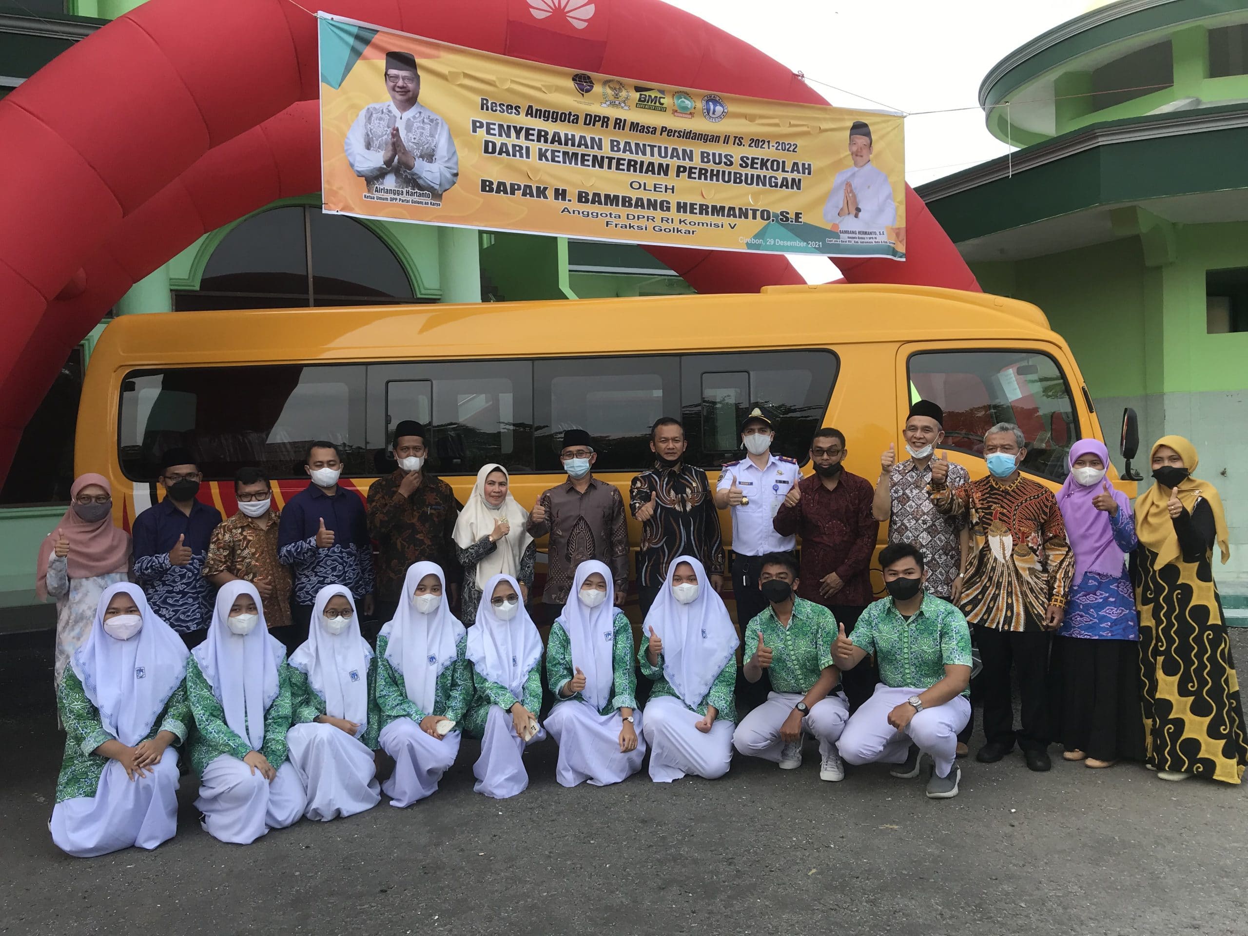 SMA Al-Azhar 5 Cirebon Terima Hibah Bus dari Kemenhub RI