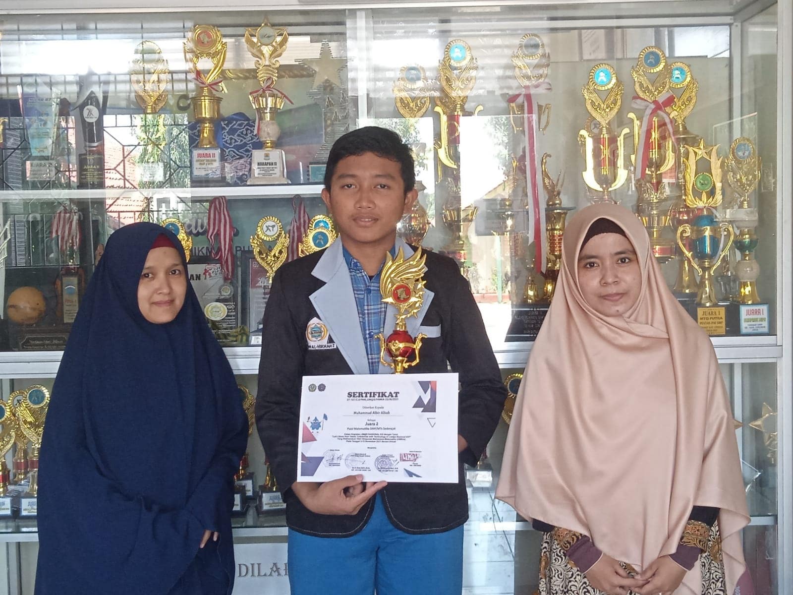 Siswa SMPP Al-Hikmah 2 Juara Puisi Matematika