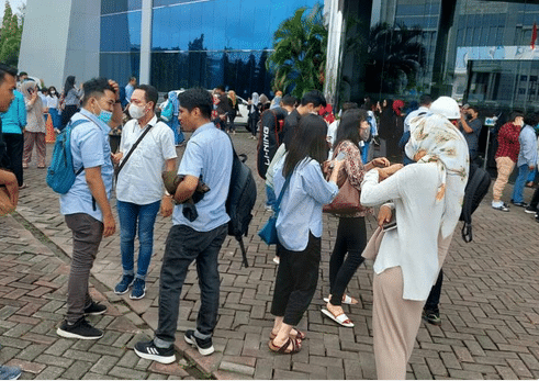 Gempa Bumi Hari Ini, Terasa di Makassar, Warga Panik Berhamburan Keluar Gedung