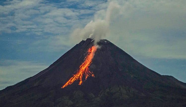 Aliran Lava Gunung Merapi Meluncur hingga Jarak 2.000 Meter