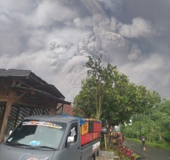 BREAKING NEWS! Gunung Semeru Meletus, Warga Berhamburan Cari Perlindungan
