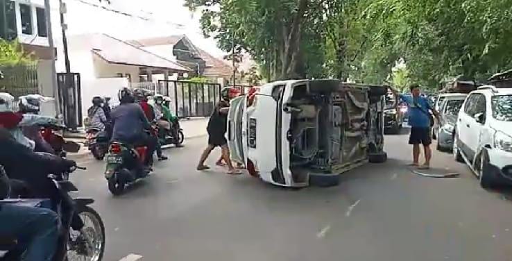 Satu Minibus Terguling di Kesambi, 2 Orang Luka-luka