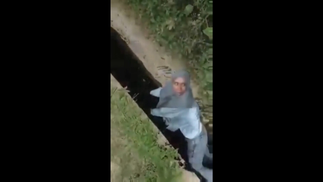 Viral! Video Pasangan Mesum Dihukum Masuk Selokan Kotor