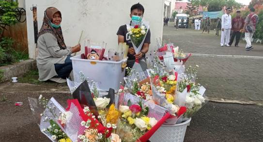 Berkah Pelantikan Kuwu se-Kabupaten Cirebon, Penjual Bunga Asal Bandung Raup Cuan hingga Jutaan