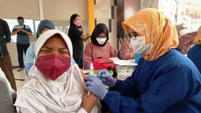 Lucu dan Menggemaskan, Vaksinasi Anak Kota Cirebon Dimulai, Aria: Supaya Bisa Masuk Mall  