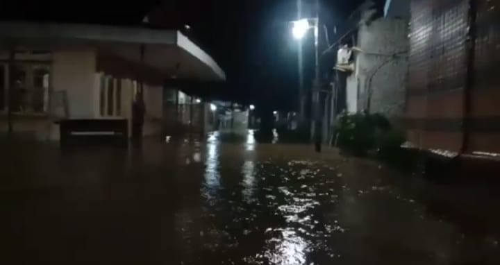 Desa Kebarepan Kabupaten Cirebon Direndam Banjir, Ketinggian Air Sepinggang Orang Dewasa