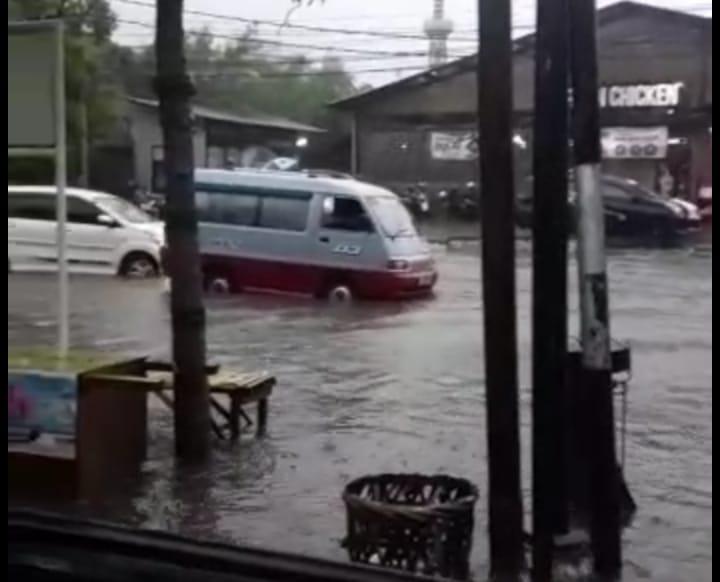 Banjir di Jl Sudarsono Kota Cirebon, Kendaraan Sempat Susah Lewat