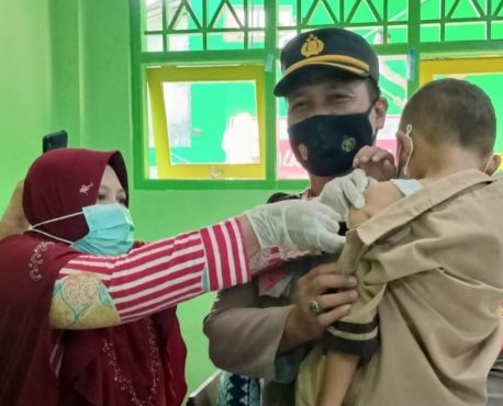 Gemes, Siswa MI Minta Gendong Pak Polisi saat Disuntik Vaksin