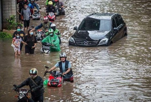 Catat! Jangan Menerobos Banjir Jika Tak Ingin Jaminan Asuransi Kendaraan Anda Hangus
