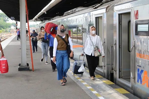 Selama Libur Nataru, PT KAI Daop 3 Cirebon  layani 34 Ribu Penumpang Kereta Api