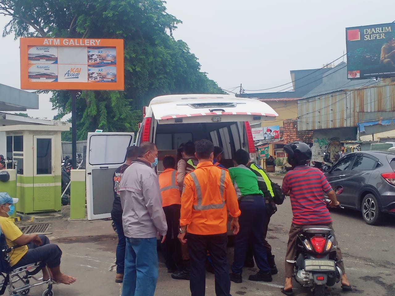 Tabrak Angkot hingga Terguling di Depan Stasiun Prujakan, Pengemudi Avanza Diamankan Polisi
