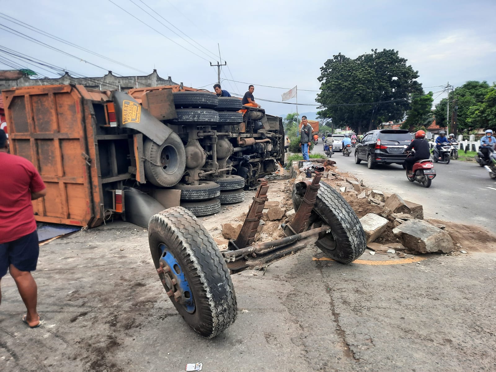Truk Tronton Kecelakaan di Klangenan, Pengemudi Baru 17 Tahun