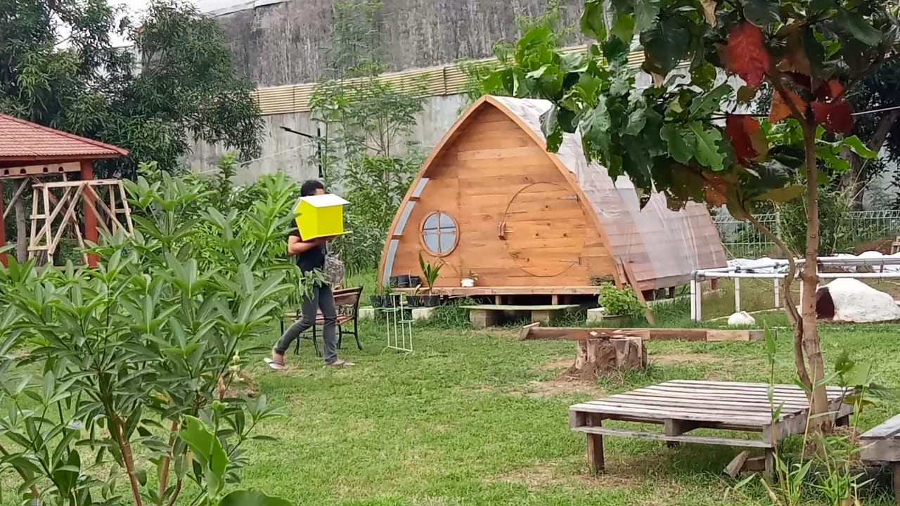Ada Rumah Hobbit di Tabalong Cirebon, Piknik Yuk…
