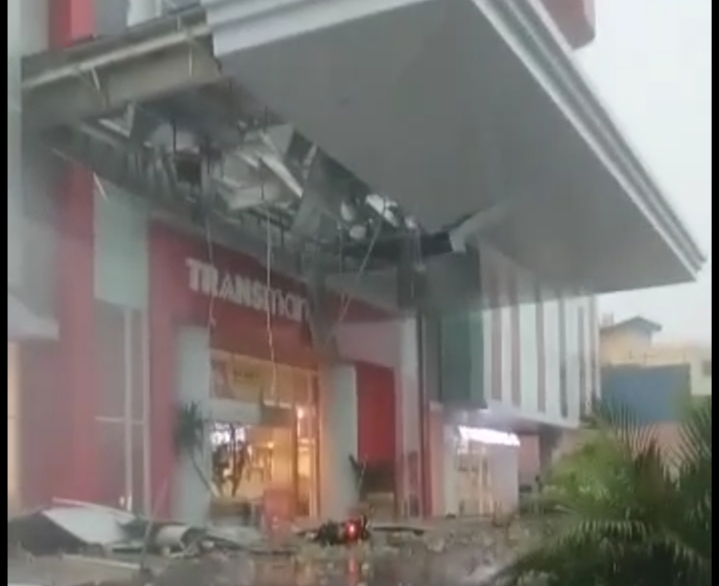 Beredar Video Atap Teras Transmart Jebol karena Hujan Badai, Sejumlah Pohon Tumbang di Kota Cirebon