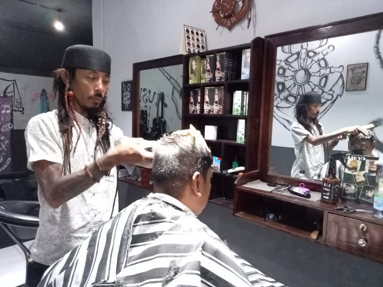 Jack Sparrow Buka Barbershop di Cirebon, Gratis Cukur di Pesantren Tiap Jumat