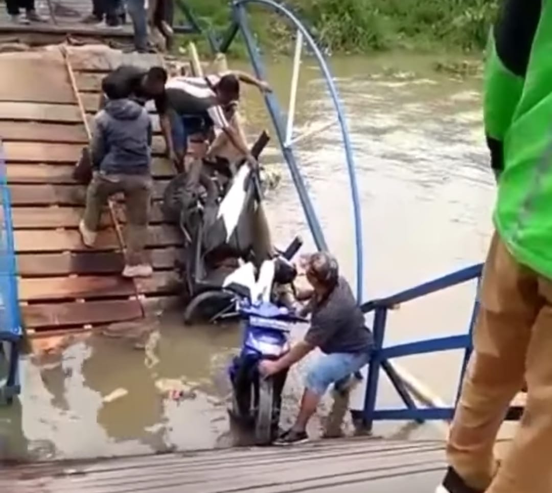 Jembatan Putus Cihampelas-Batujajar, 2 Motor Tercebur ke Waduk Saguling