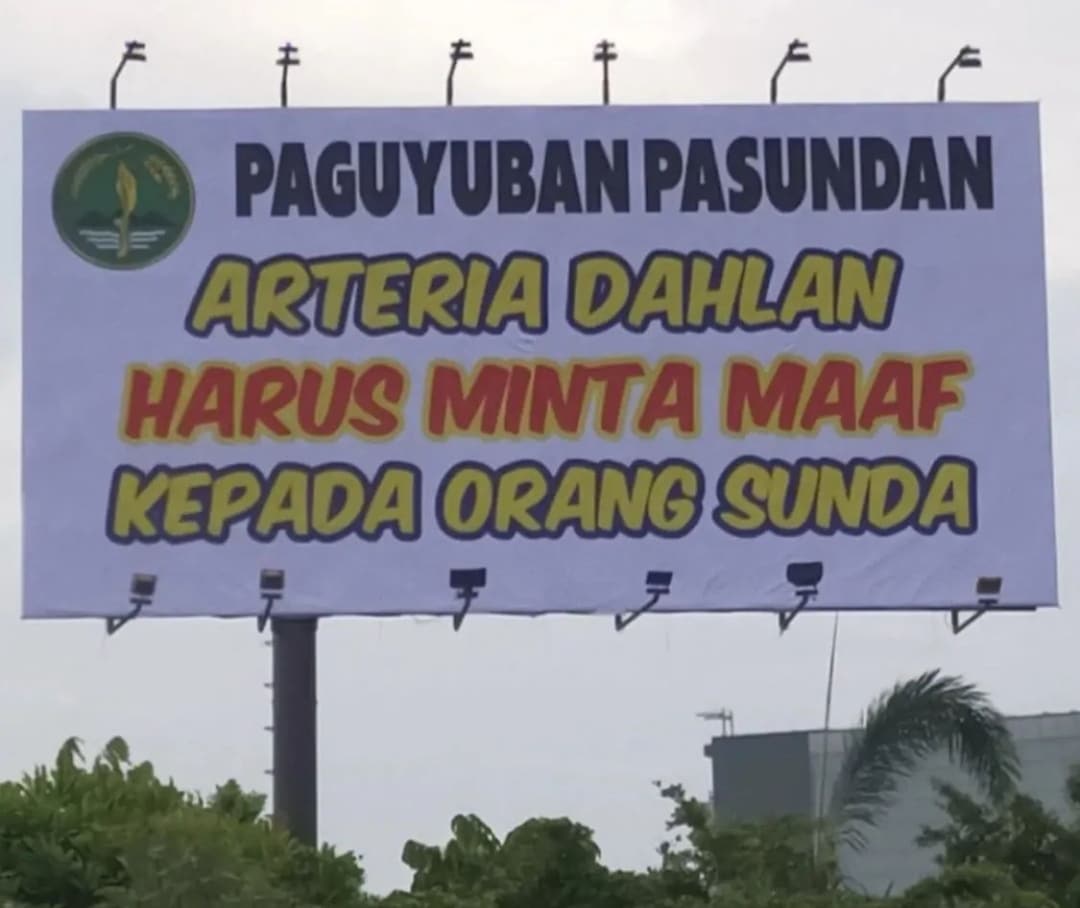 Paguyuban Pasundan Pasang Baliho Besar: Arteria Dahlan Harus Minta Maaf kepada Orang Sunda