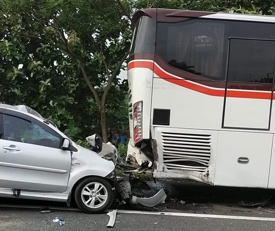 Kecelakaan di Tol Cipali, Bus Jurusan Sindanglaut Turunkan Penumpang, Ditabrak Mobil Lain, 2 Orang Meninggal