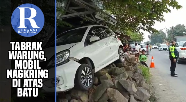 Kecelakaan Aneh, Mobil Tabrak Warung Berakhir di Atas Batu