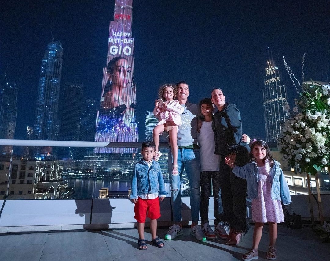 Romantis! Cristiano Ronaldo Ucapakan Ultah ke Georgina Pakai Videotron di Burj Khalifa, Segini Biaya yang Dike