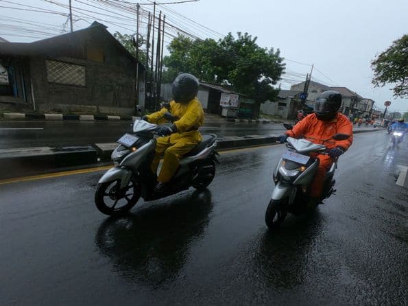Musim Hujan, Simak Tips Berkendara Motor Biar Aman