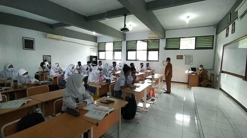 Hari Pertama PTM 100 Persen di Kota Cirebon, Siswa Sudah Duduk Normal