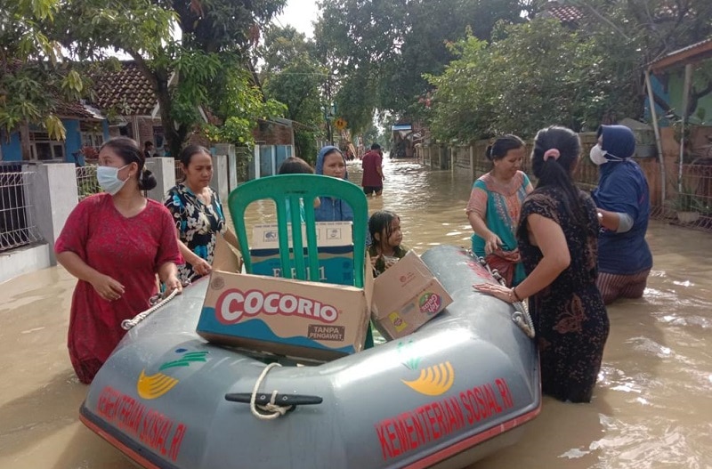 Banjir di Cirebon Timur, Desa Gunungsari Masih Tergenang, Warga Dikirim Bantuan Pakai Perahu Karet
