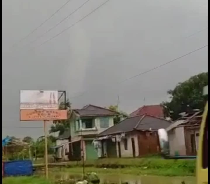 Angin Puting Beliung Sapu Desa Cipedang Indramayu, Rumah Semi Permanen Ambruk