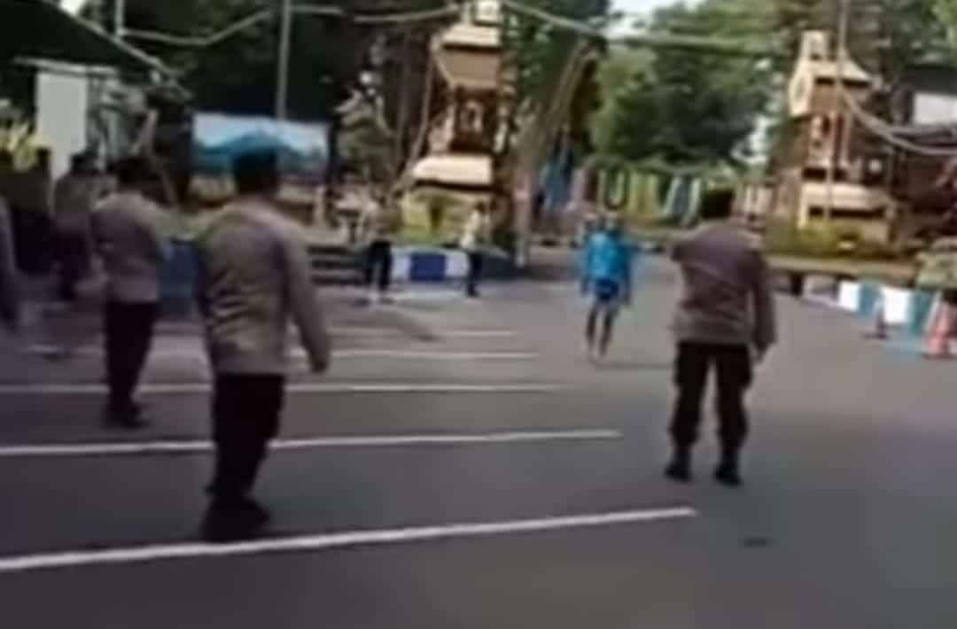 Viral, Pria Bawa Pisau Ke Polres Lumajang, Mengamuk Dan Ancam Anggota ...