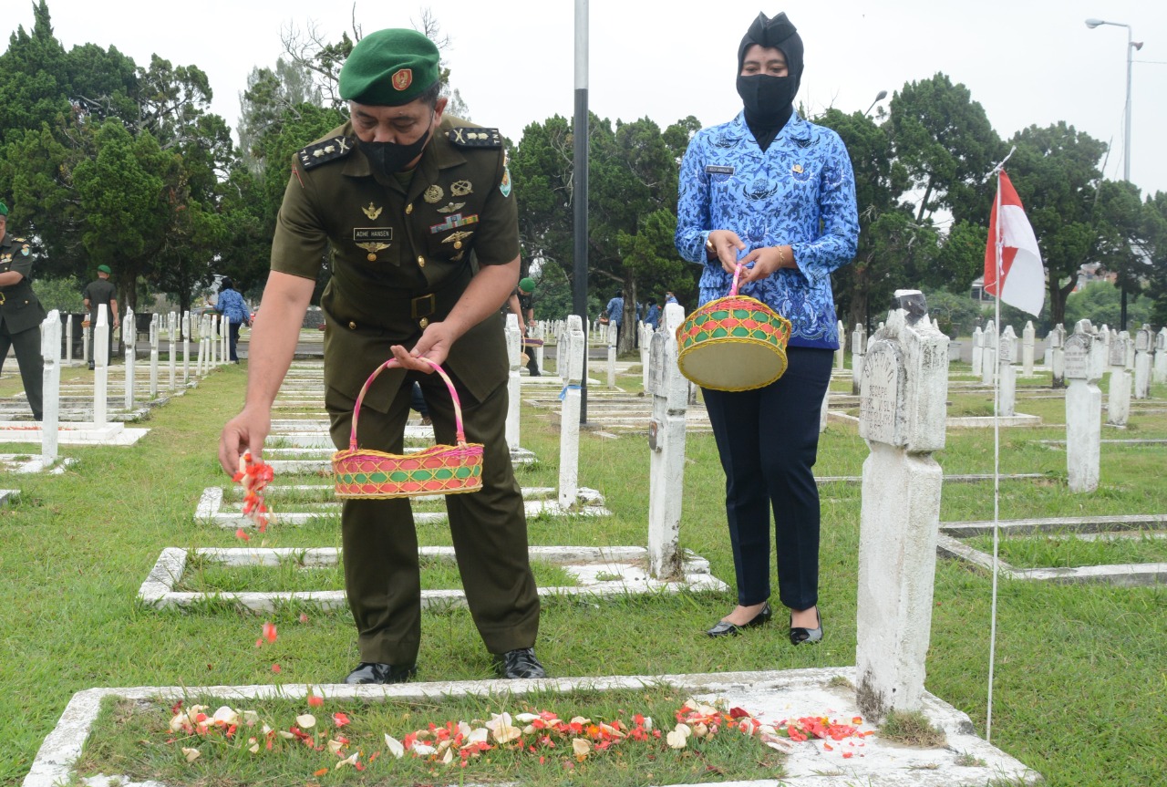 Peringati Jasa Pahlawan, Pengdam III Siliwangi Lakukan Ziarah Kubur ke TMP Cikutra Bandung