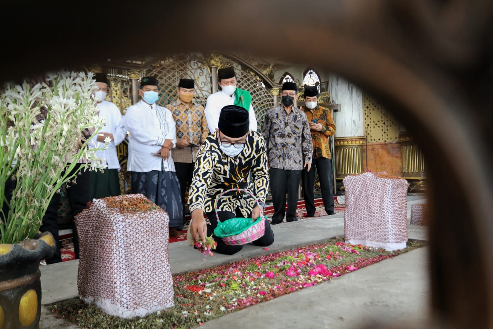 Ridwan Kamil Ziarah ke Makam Syekh Syaikhona Kholil Bangkalan Madura