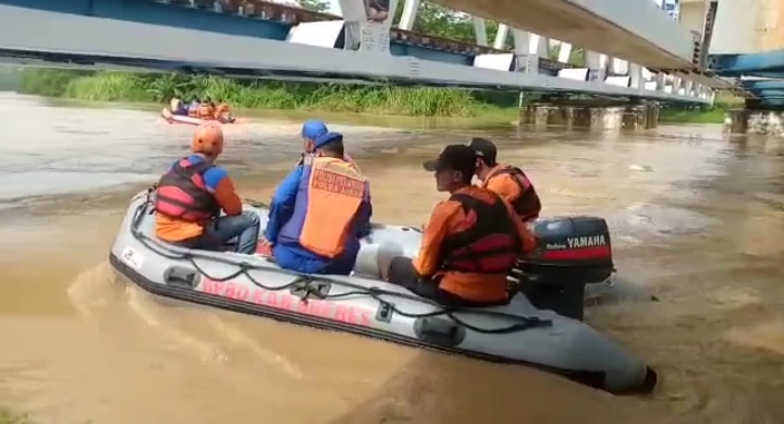 Royan, Korban Tenggelam Sungai Cisanggarung Belum Ditemukan, Pencarian Sempat Dihentikan