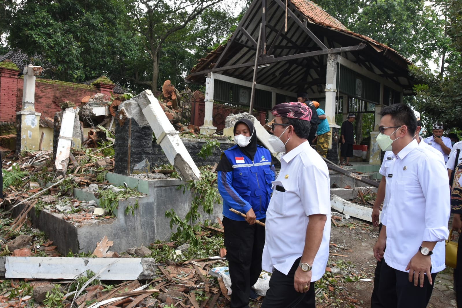 Pohon Tumbang Merusak Pendopo di Komplek Makam Mbah Kuwu Cirebon, Bupati Imron: Nanti Kami Bantu