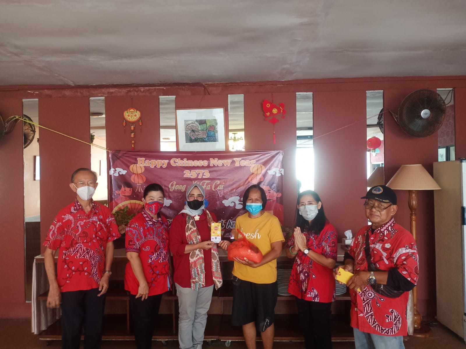 Jelang Tahun Baru Imlek, PSMTI Kota Cirebon Berikan Bantuan Sosial