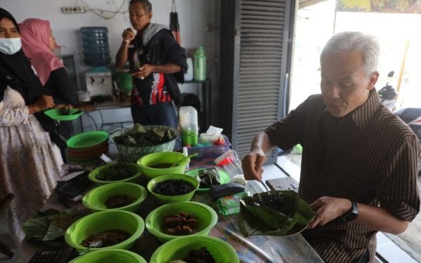 Ganjar Pranowo Makan Nasi Jamblang di Palimanan: Nagih Banget