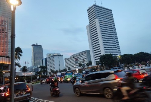 Ada-ada Saja! Disuruh Pakai Helm, Wanita Ini Malah Acungkan Jari Tengah ke Polisi