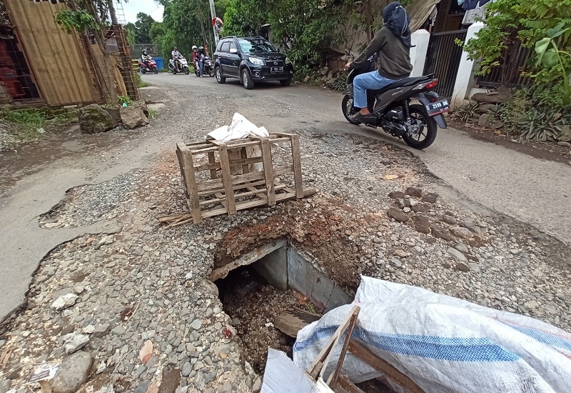 Penampakan Jalan Rusak di Astapada, Sudah Memakan Korban, Truk Terguling