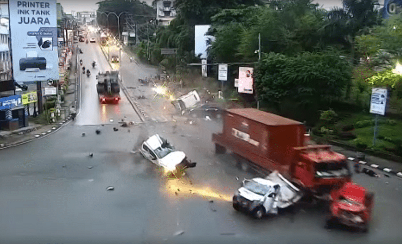 Kecelakaan Balikpapan, Detik-detik Truk Kontainer Seruduk 6 Mobil dan 10 Motor di Simpang Rapak
