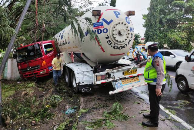 Truk Tangki Pertamina Kecelakaan di Gronggong Cirebon, Begini Kondisi Sopirnya