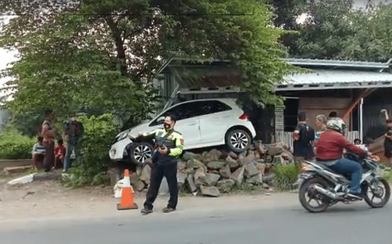 Mobil Tabrak Warung di Jl Pilang Cirebon, Pengemudi Polwan