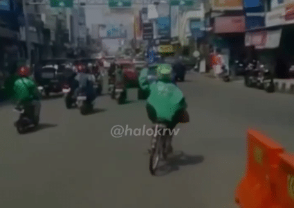 Ojol Pakai Sepeda Ontel Kawal Ambulans Viral, Dicari Kapolres Karawang, Ternyata…