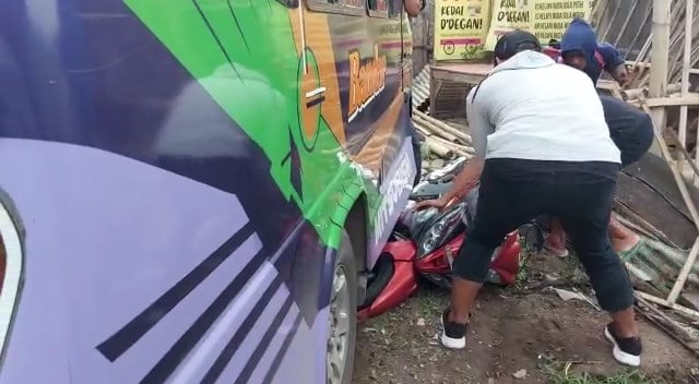 Breaking News: Pengendara Sepeda Motor Terlindas Elf di Gebang