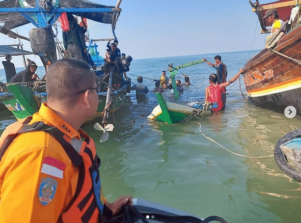 Perahu Nelayan Indramayu Terbalik di Karawang, 1 Orang Hilang
