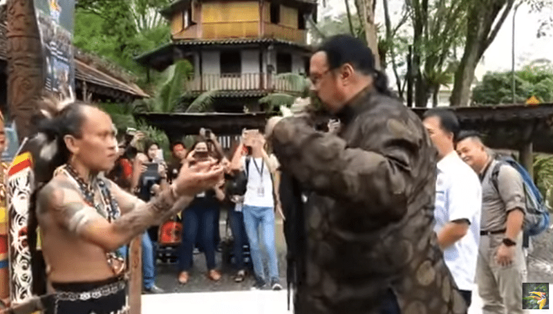 Viral Steven Seagal ke Kalimantan Cium Mandau, Disambut Warga Dayak