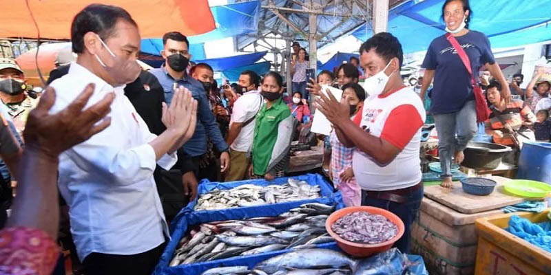 Jokowi Bagi-bagi Amplop ke Pedagang Pasar Porsea Toba